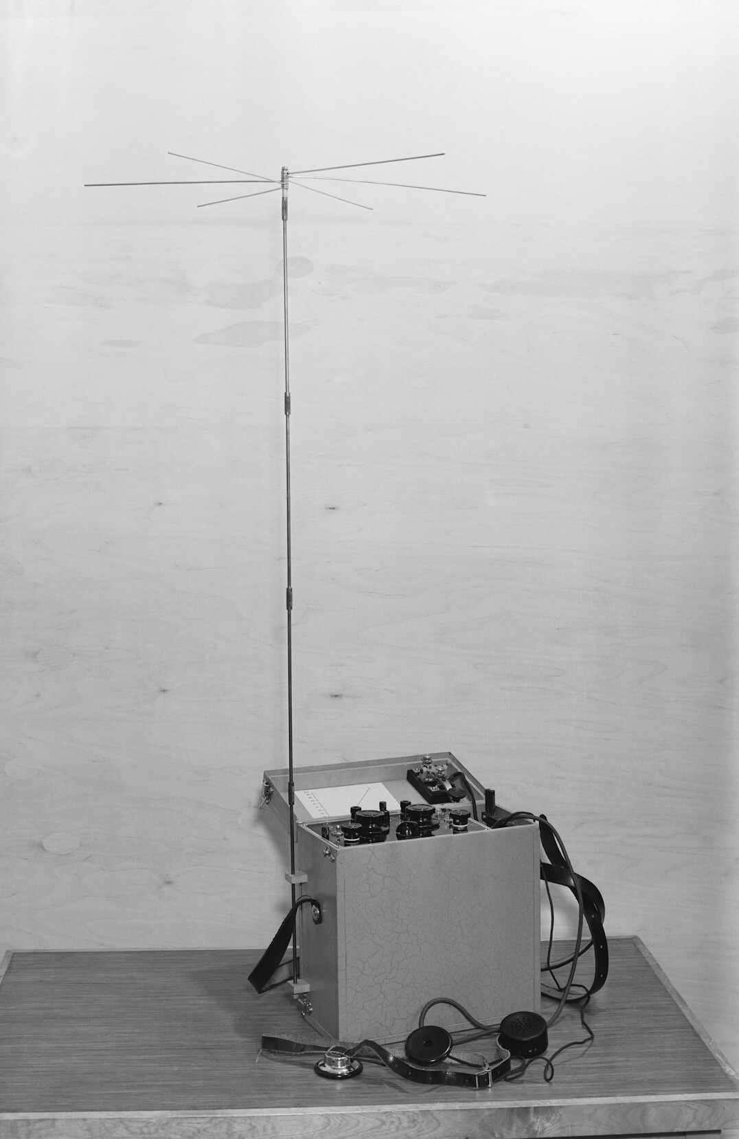 Bonded cellular backpack transmitter with antennas on a table